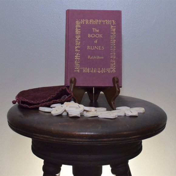 The Book of Runes by Ralph Blum Second Edition 1982 - Picture 1 of 4